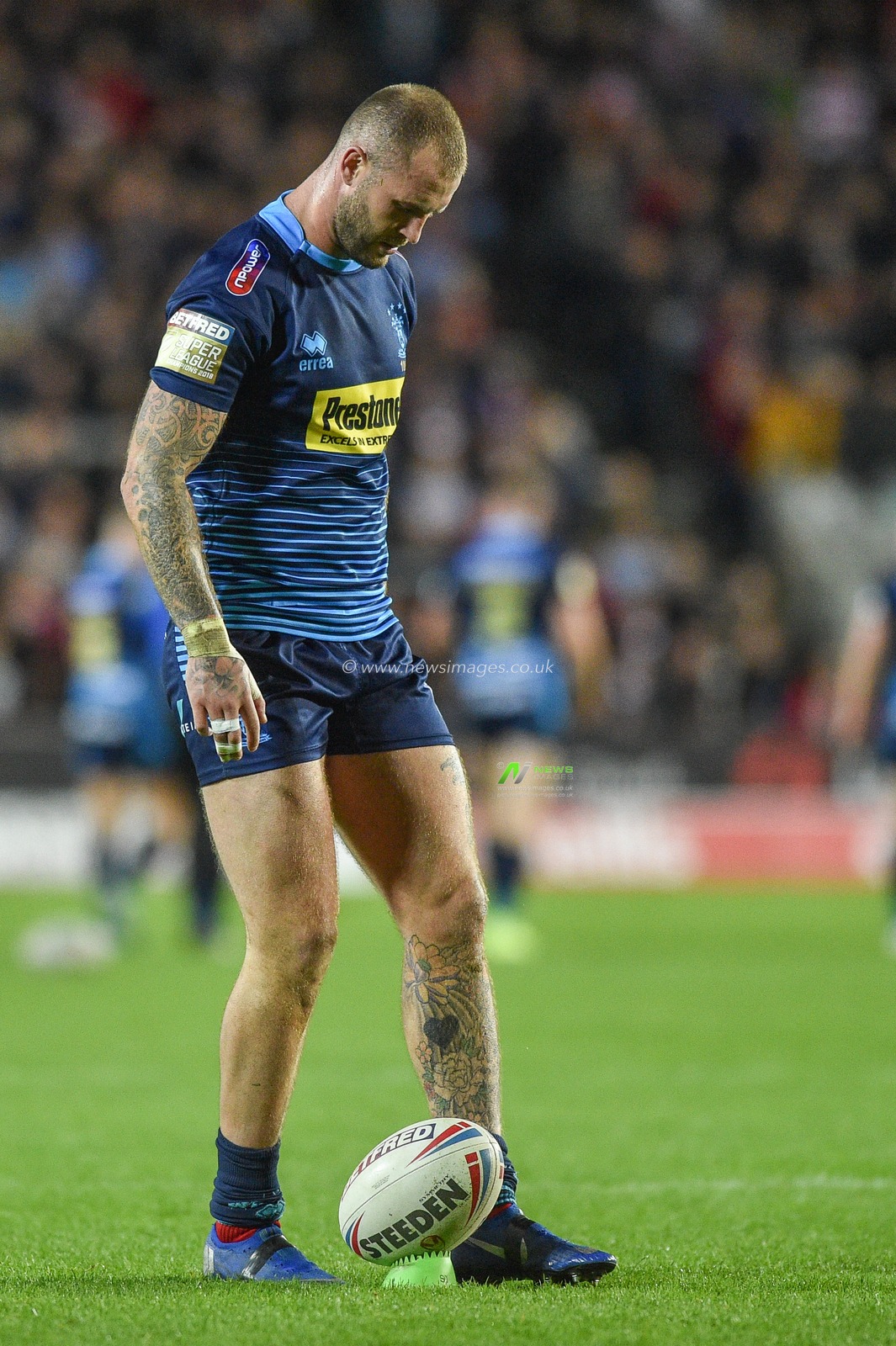 27th September 2019, Tottally Wicked Stadium, St Helens, England; Betfred Super League Semi Final, Saint Helens v Wigan Warriors : Wigan Warriors Zak Hardaker line up conversion.

Credit: Dean Williams/News Images