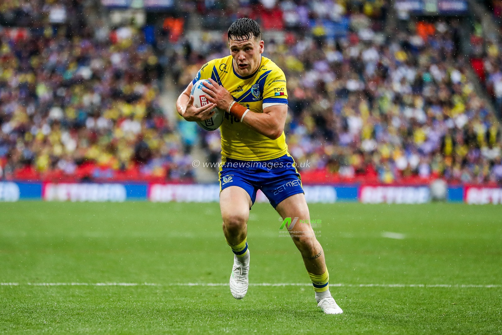 Josh Thewlis of Warrington Wolves goes over for a try during the Betfred Challenge Cup Final Warrington Wolves vs Hull KR at Wembley Stadium, London, United Kingdom, 7th June 2025

(Photo by Izzy Poles/News Images)