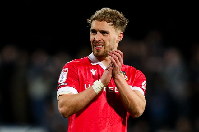 Sam Smith of Wrexham AFC acknowledges the fans after the teams draw following the Sky Bet League 1 match Cambridge United vs Wrexham at Abbey Stadium, Cambridge, United Kingdom, 1st April 2025

(Photo by Izzy Poles/News Images)