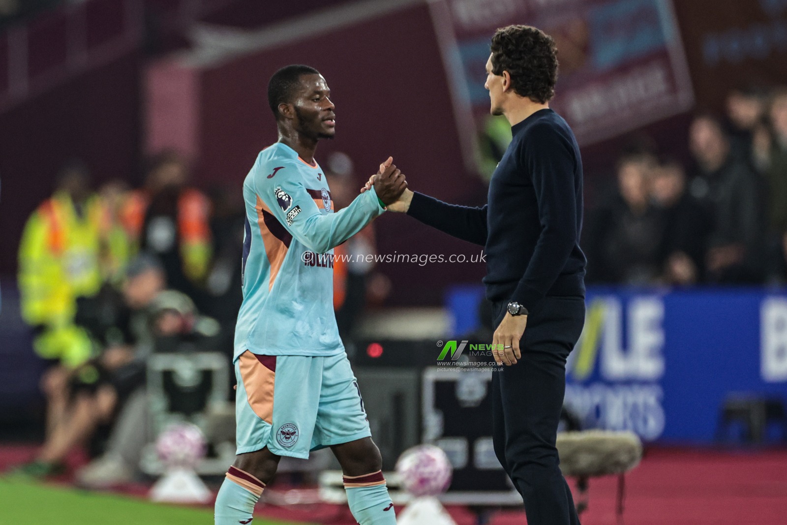 Dango Ouattara of Brentford shakes hands with Keith Andrews manager of Brentford as he is substituted off during the Premier League match West Ham United vs Brentford at London Stadium, London, United Kingdom, 20th October 2025

(Photo by Mark Cosgrove/News Images)
