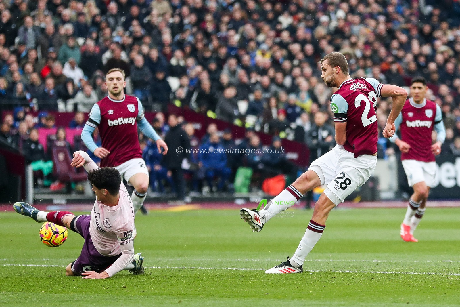 Tomas Soucek of West Ham United shoots during the Premier League match West Ham United vs Brentford at London Stadium, London, United Kingdom, 15th February 2025

(Photo by Izzy Poles/News Images)