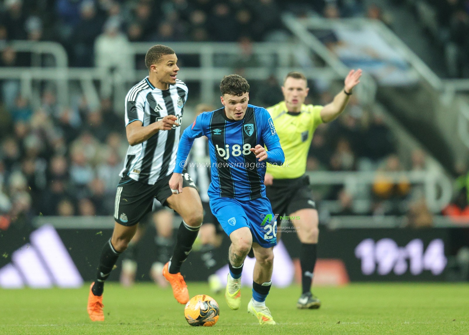 Álex Jimenez of Bournemouth breaks with the ball during the Emirates FA Cup Third Round match Newcastle United vs Bournemouth at St. James's Park, Newcastle, United Kingdom, 10th January 2026

(Photo by Richard Bierton/News Images)