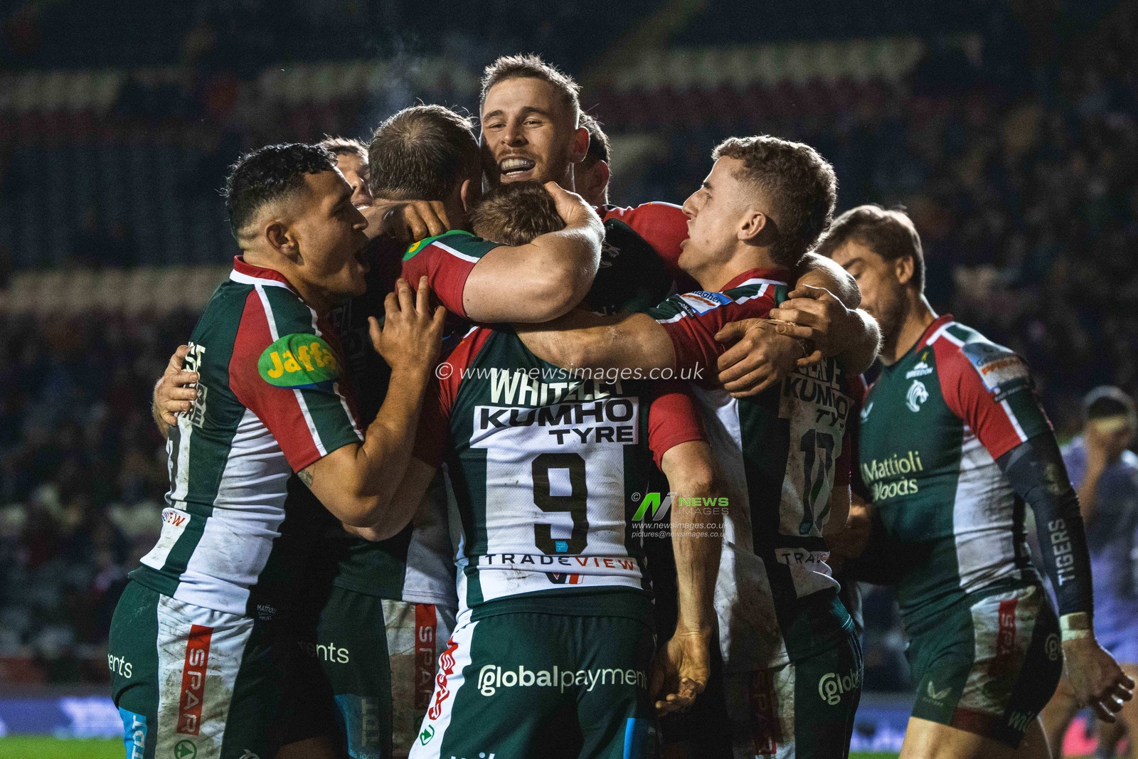 Freddie Steward of Leicester Tigers celebrates with the team after they score their third try of the match during the Gallagher Premiership match Leicester Tigers vs Gloucester Rugby at Mattioli Woods Welford Road Stadium, Leicester, United Kingdom, 19th December 2025

(Photo by Craig Evans/News Images)

*** GER AUT SUI OUT ***