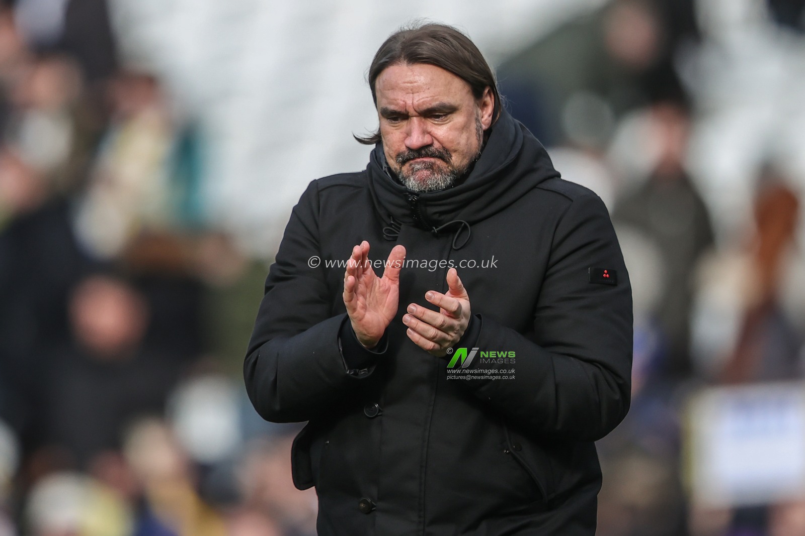 Daniel Farke manager of Leeds United applauds the fans after the game during the Sky Bet Championship match Leeds United vs West Bromwich Albion at Elland Road, Leeds, United Kingdom, 1st March 2025

(Photo by Alfie Cosgrove/News Images)