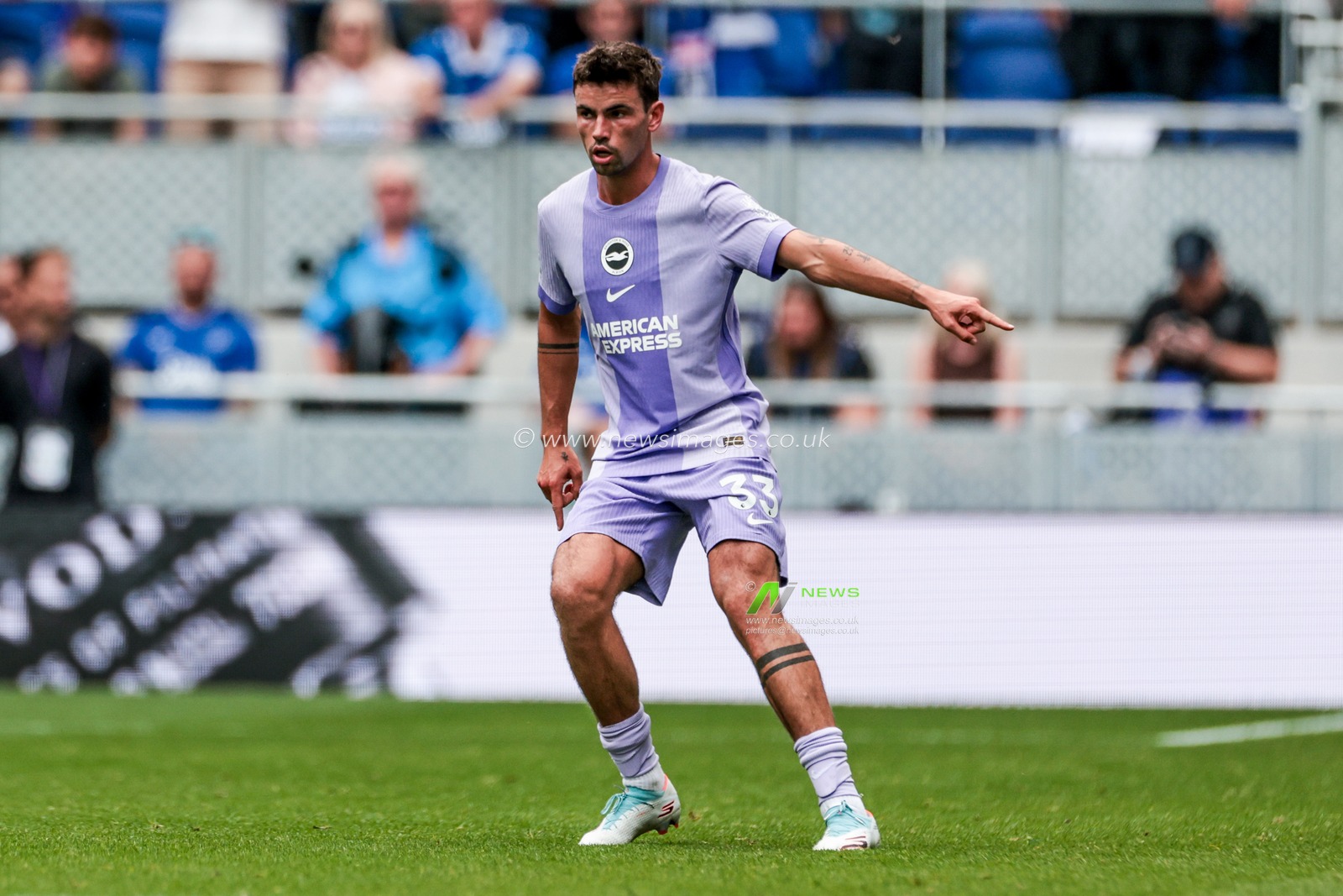 Matt O’Riley of Brighton & Hove Albion gives the team instructions during the Premier League match Everton vs Brighton and Hove Albion at Hill Dickinson Stadium, Liverpool, United Kingdom, 24th August 2025

(Photo by Mark Cosgrove/News Images)