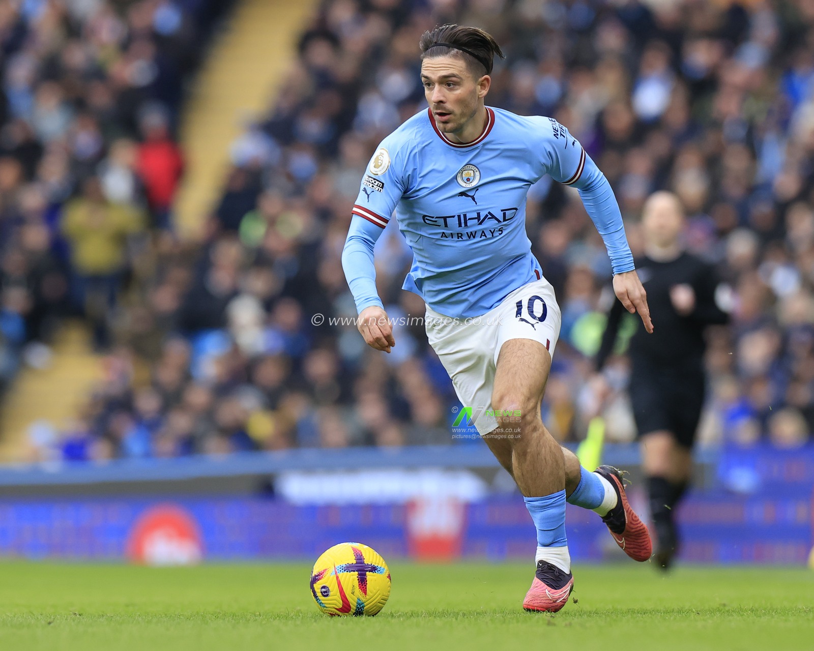 Jack Grealish #10 of Manchester City controls the ball during the Premier League match Manchester City vs Wolverhampton Wanderers at Etihad Stadium, Manchester, United Kingdom, 22nd January 2023

(Photo by Conor Molloy/News Images)