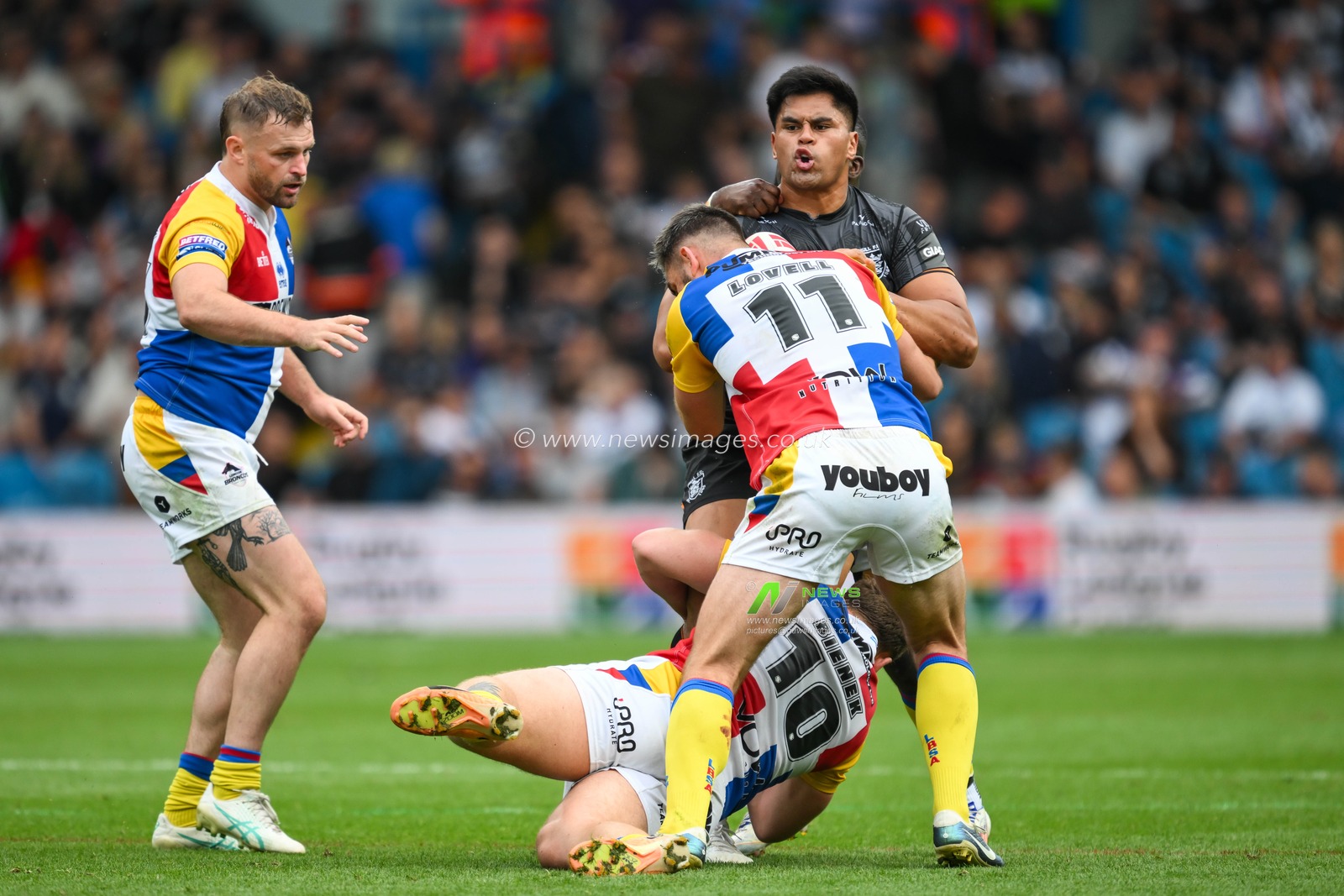 Herman Eseâ€™ese Hull FC is tackled by Lewis Bienek of London Broncos and Will Lovell of London Broncos during the Magic Weekend match Hull FC vs London Broncos at Elland Road, Leeds, United Kingdom, 17th August 2024

(Photo by Craig Thomas/News Images)