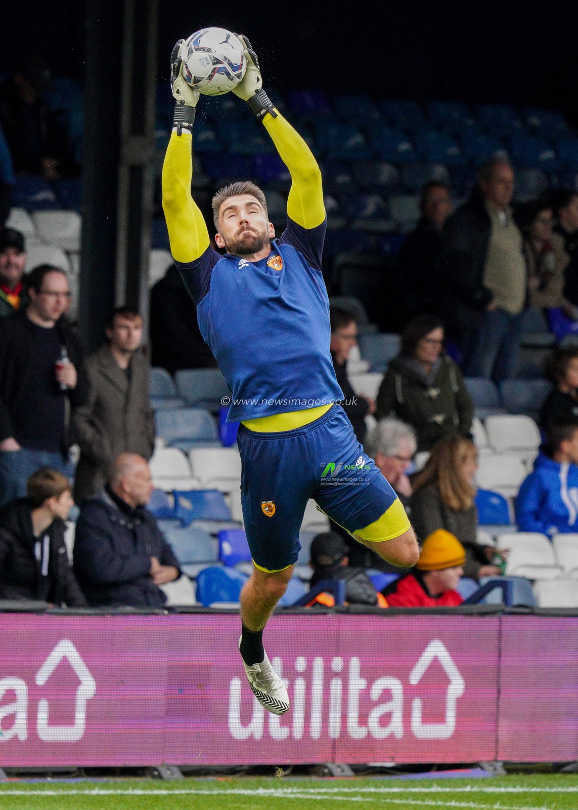 Matt Ingram #1 of Hull City warming up