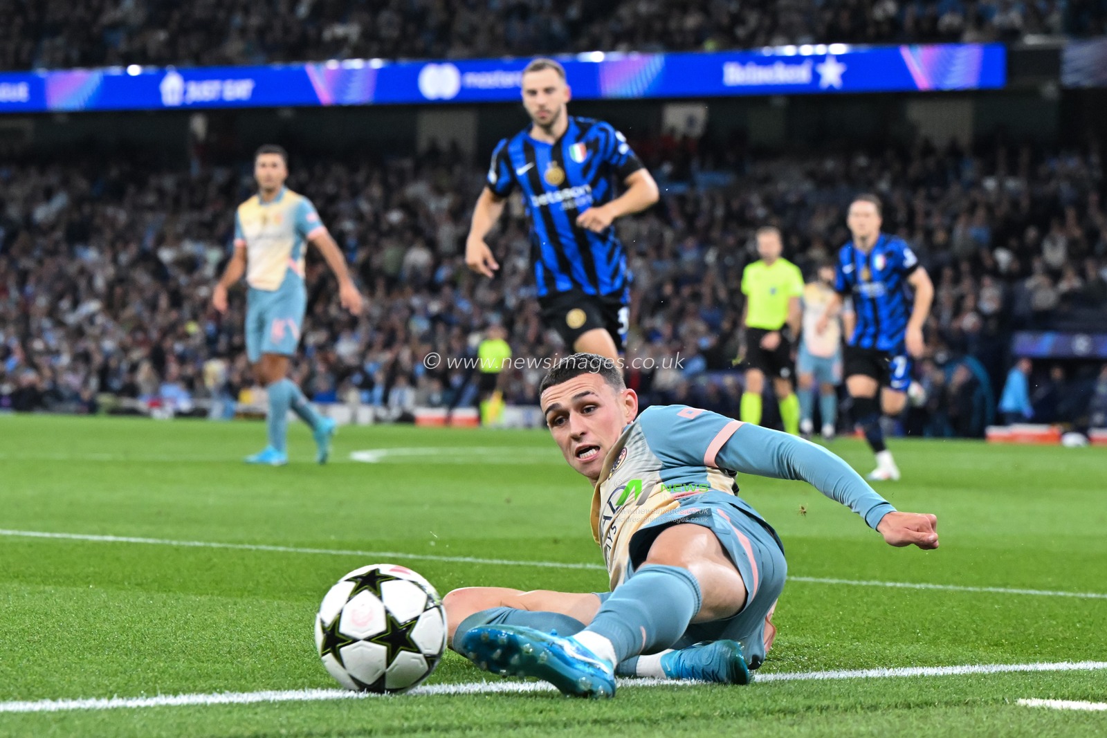 Phil Foden of Manchester City attempts to keep the ball in play during the UEFA Champions League league stage match Manchester City vs Inter Milan at Etihad Stadium, Manchester, United Kingdom, 18th September 2024

(Photo by Cody Froggatt/News Images)