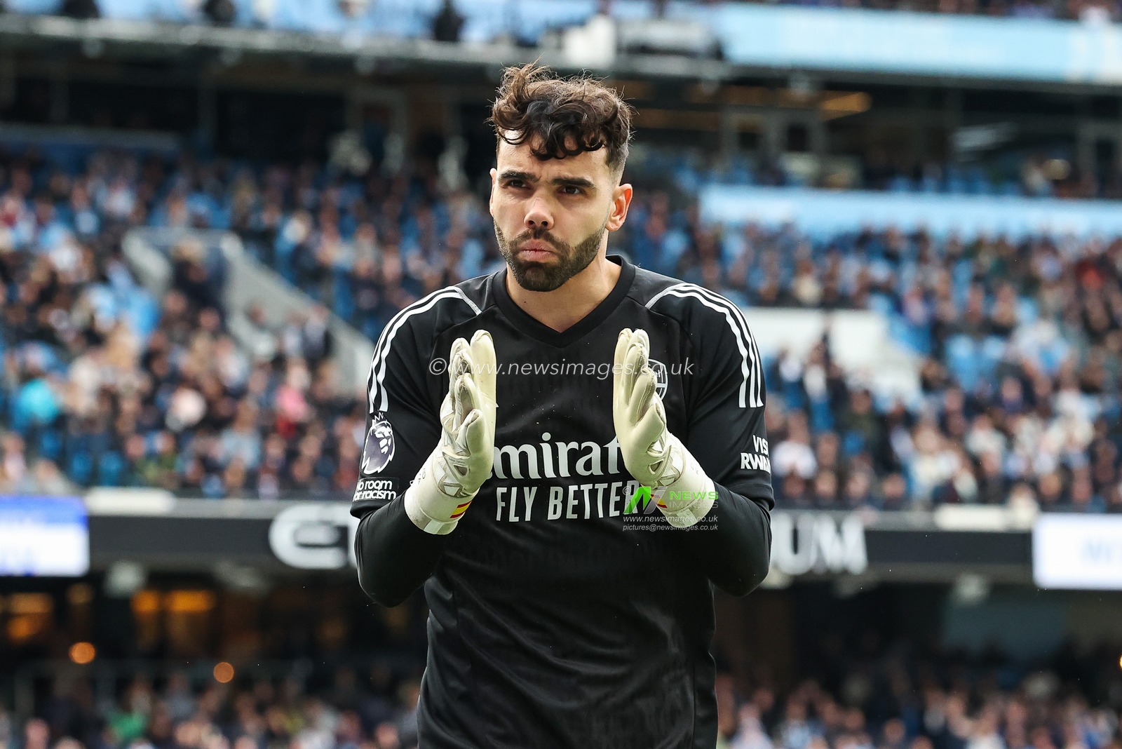 David Raya of Arsenal applauds the fans during the Premier League match Manchester City vs Arsenal at Etihad Stadium, Manchester, United Kingdom, 31st March 2024

(Photo by Mark Cosgrove/News Images)