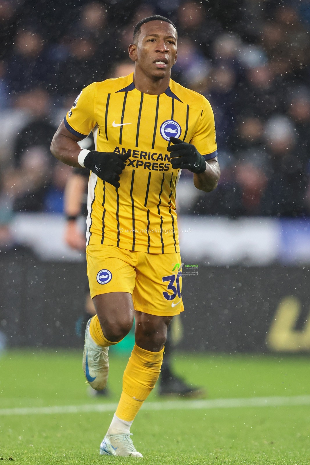 Pervis EstupiÃ±Ã¡n of Brighton & Hove Albion during the Premier League match Leicester City vs Brighton and Hove Albion at King Power Stadium, Leicester, United Kingdom, 8th December 2024

(Photo by Alfie Cosgrove/News Images)