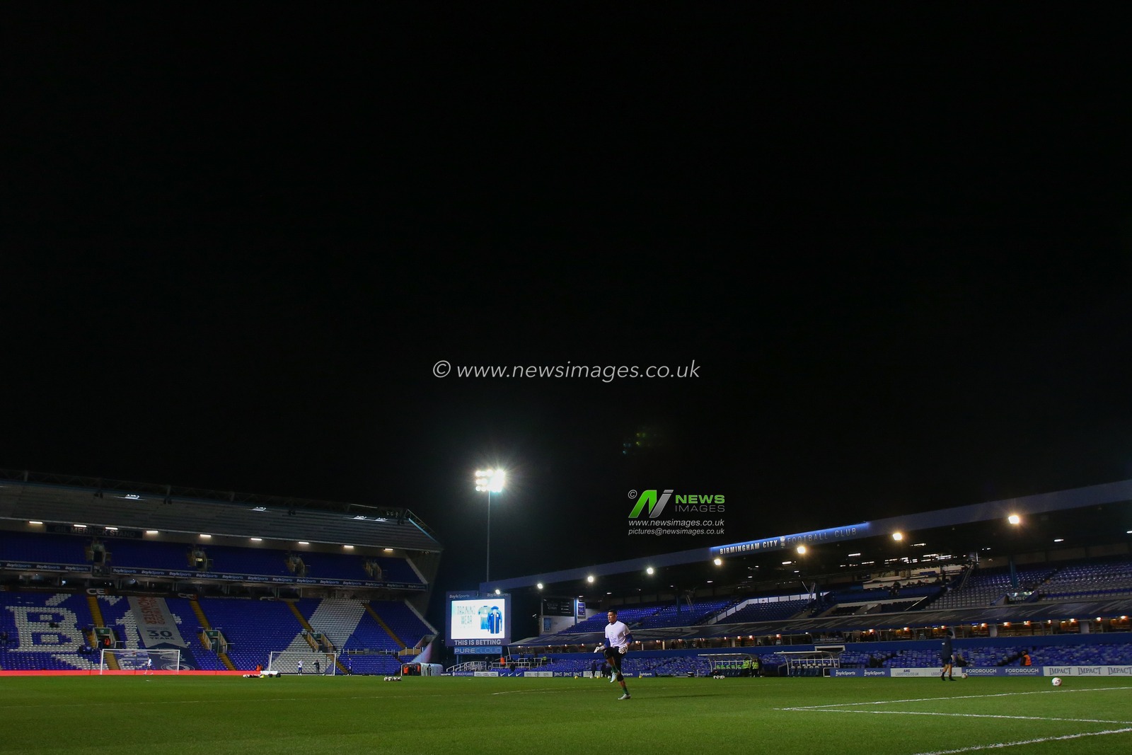 Neil Etheridge #1 of Birmingham City during the pre-game warm up ahead of the Emirates FA Cup Fourth Round Replay match Birmingham City vs Blackburn Rovers at St Andrews, Birmingham, United Kingdom, 31st January 2023

(Photo by Gareth Evans/News Images)