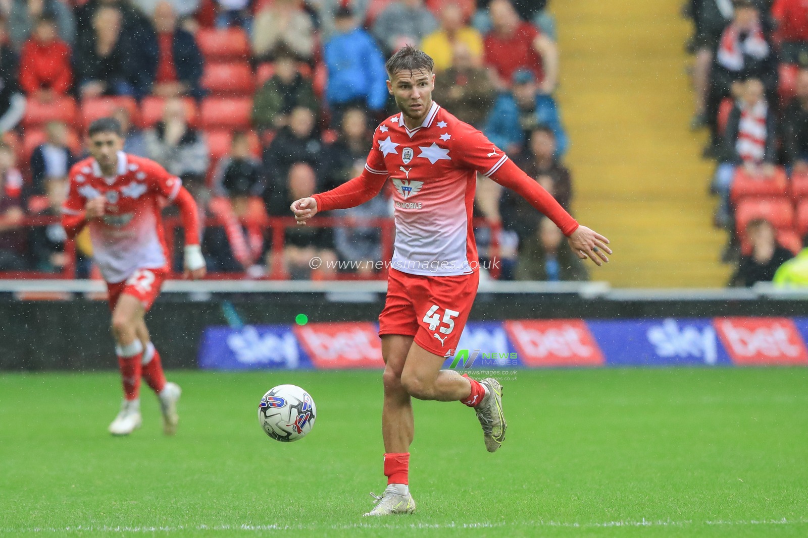 John McAtee #45 of Barnsley breaks with the ball during the Sky Bet League 1 match Barnsley vs Blackpool at Oakwell, Barnsley, United Kingdom, 30th September 2023

(Photo by Alfie Cosgrove/News Images)