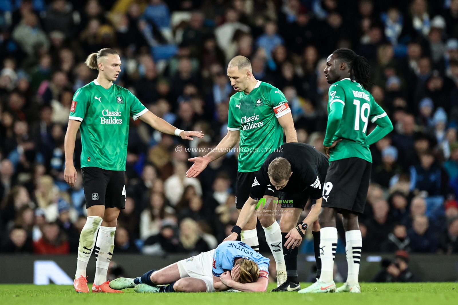 Referee Craig Pawson checks on Kevin De Bruyne of Manchester City during the Emirates FA Cup 5th Round match Manchester City vs Plymouth Argyle at Etihad Stadium, Manchester, United Kingdom, 1st March 2025

(Photo by Mark Cosgrove/News Images)