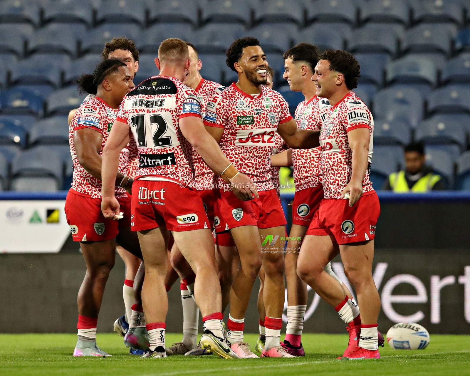 Leigh celebrate the try scored by Frankie Halton of Leigh Leopards during the Betfred Super League Round 13 match Huddersfield Giants vs Leigh Leopards at John Smith's Stadium, Huddersfield, United Kingdom, 29th May 2025

(Photo by Sam Eaden/News Images)