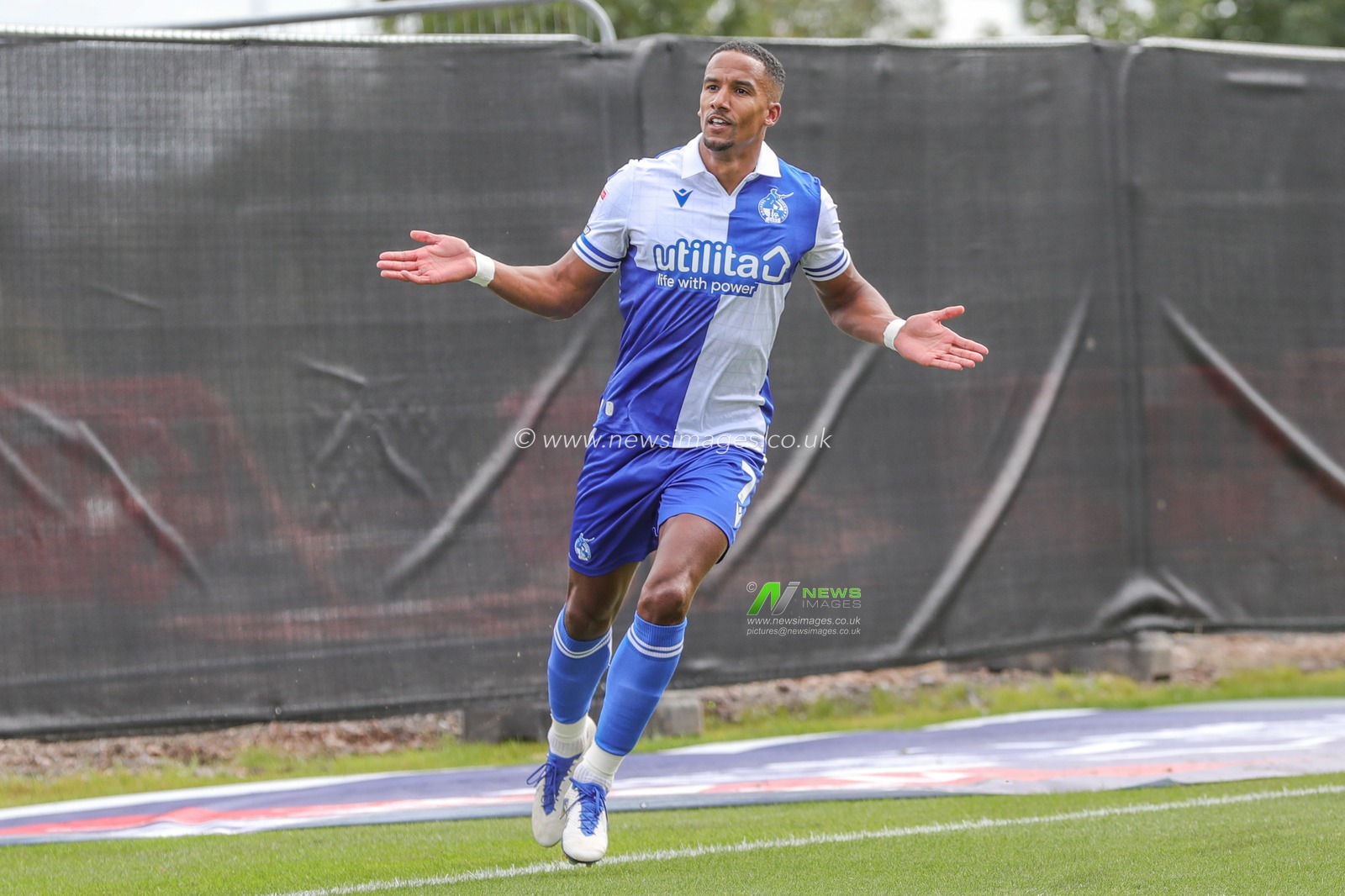 Scott Sinclair of Bristol Rovers celebrates his goal to make it 1-1 during the Sky Bet League 1 match Bristol Rovers vs Barnsley at Memorial Stadium, Bristol, United Kingdom, 12th August 2023

(Photo by Alfie Cosgrove/News Images)