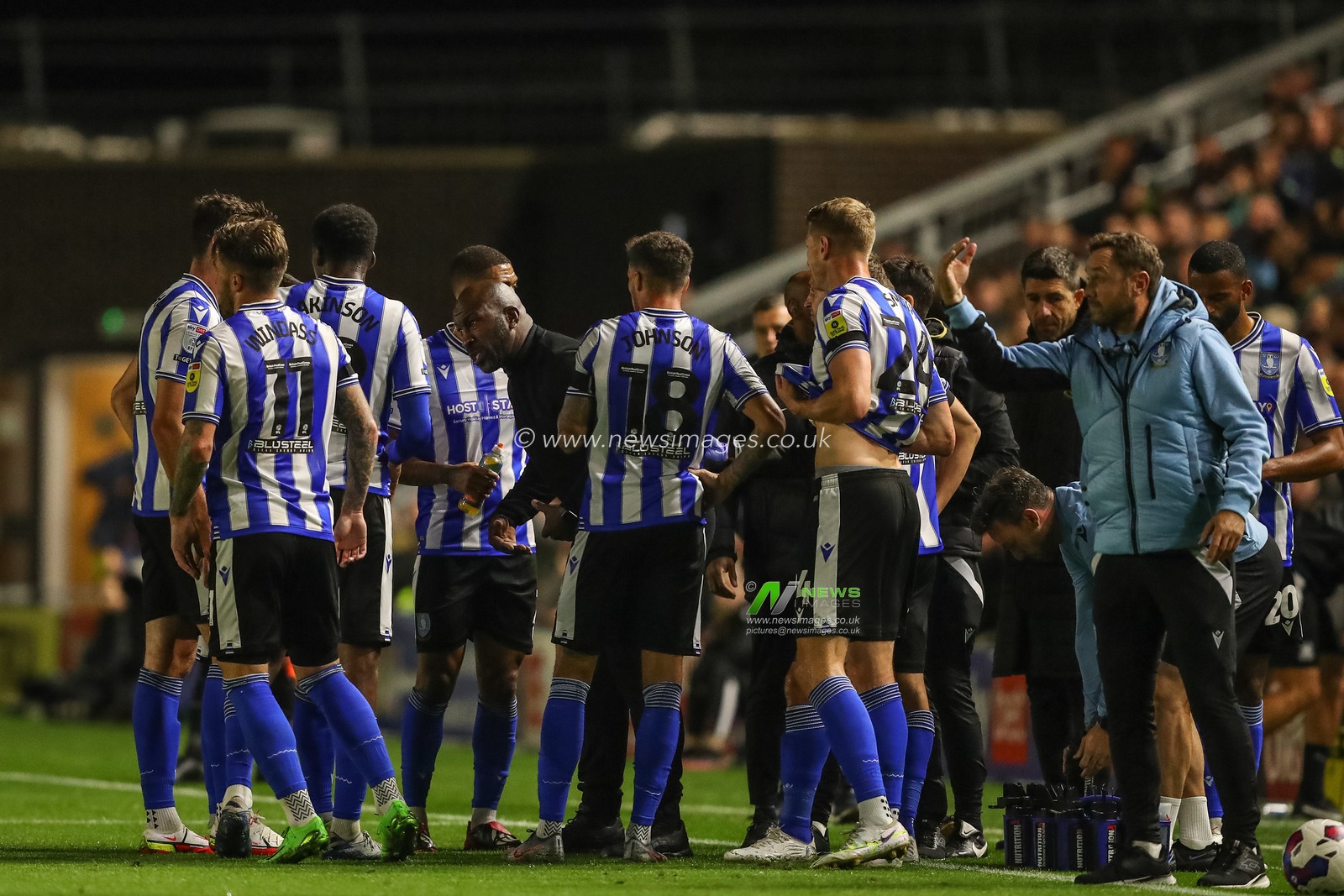Darren Moore manager of Sheffield Wednesday gives his players instructions during the Sky Bet League 1 match Plymouth Argyle vs Sheffield Wednesday at Home Park, Plymouth, United Kingdom, 4th October 2022

(Photo by Gareth Evans/News Images)