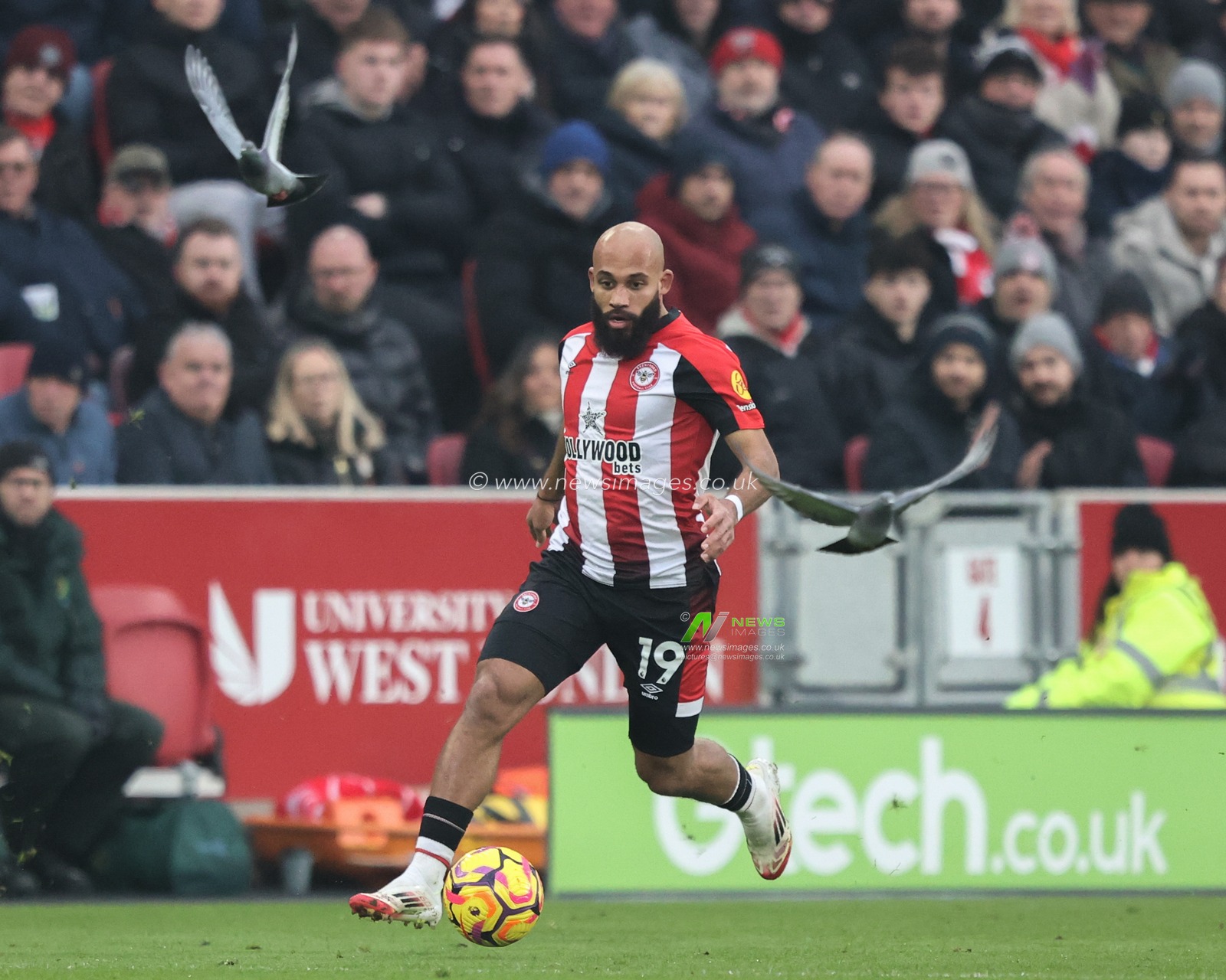 Bryan Mbeumo of Brentford breaks with the ball during the Premier League match Brentford vs Liverpool at The Gtech Community Stadium, London, United Kingdom, 18th January 2025

(Photo by Alfie Cosgrove/News Images)