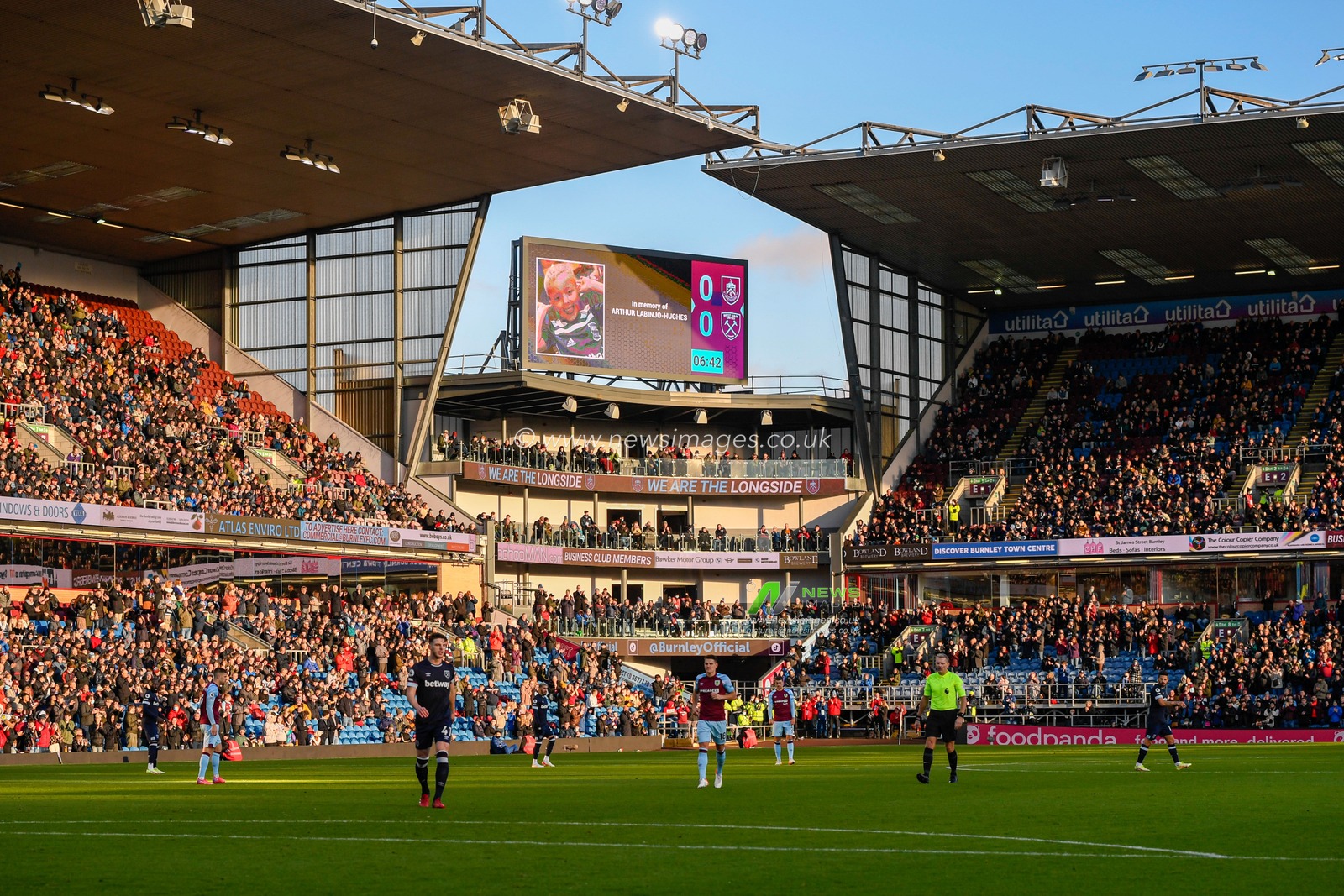 Burnley pay tribute to Arthur Labinjo-Hughes during the 6th minute of the game