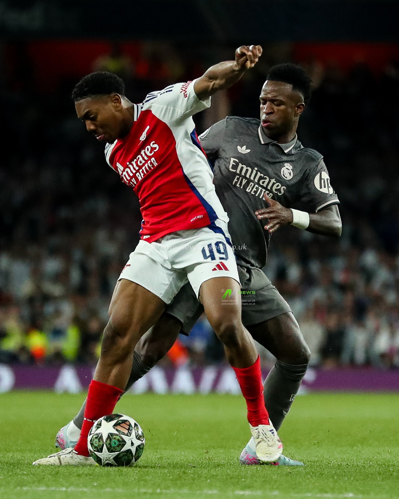 Myles Lewis-Skelly of Arsenal is put under pressure by VinÃ­cius JÃºnior of Real Madrid during the UEFA Champions League Quarter-finals match Arsenal vs Real Madrid at Emirates Stadium, London, United Kingdom, 8th April 2025

(Photo by Izzy Poles/News Images)