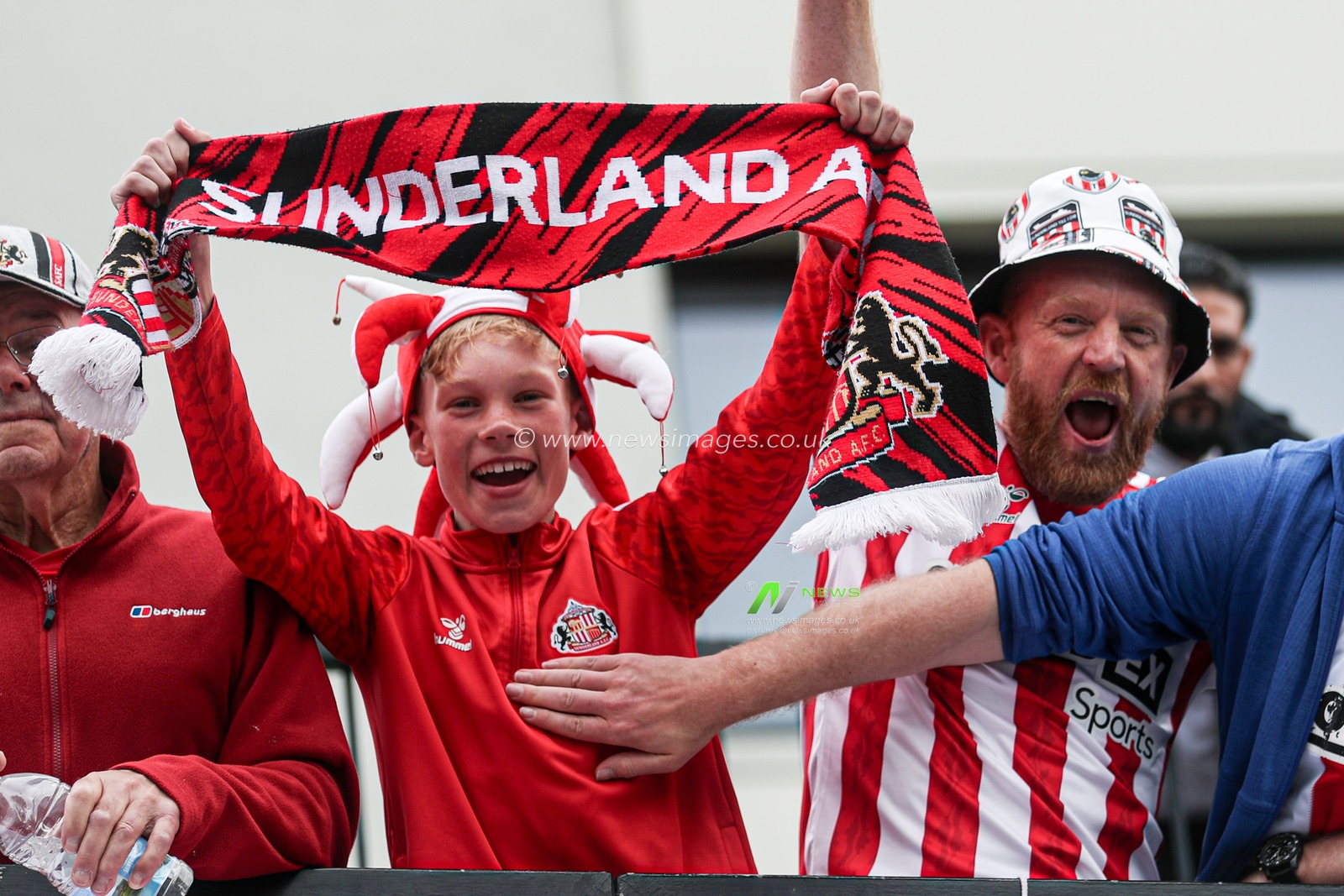 Young Sunderland fan holds up scarf ahead of the Sky Bet Championship Playoff Final match Sheffield United vs Sunderland at Wembley Stadium, London, United Kingdom, 24th May 2025

(Photo by Izzy Poles/News Images)