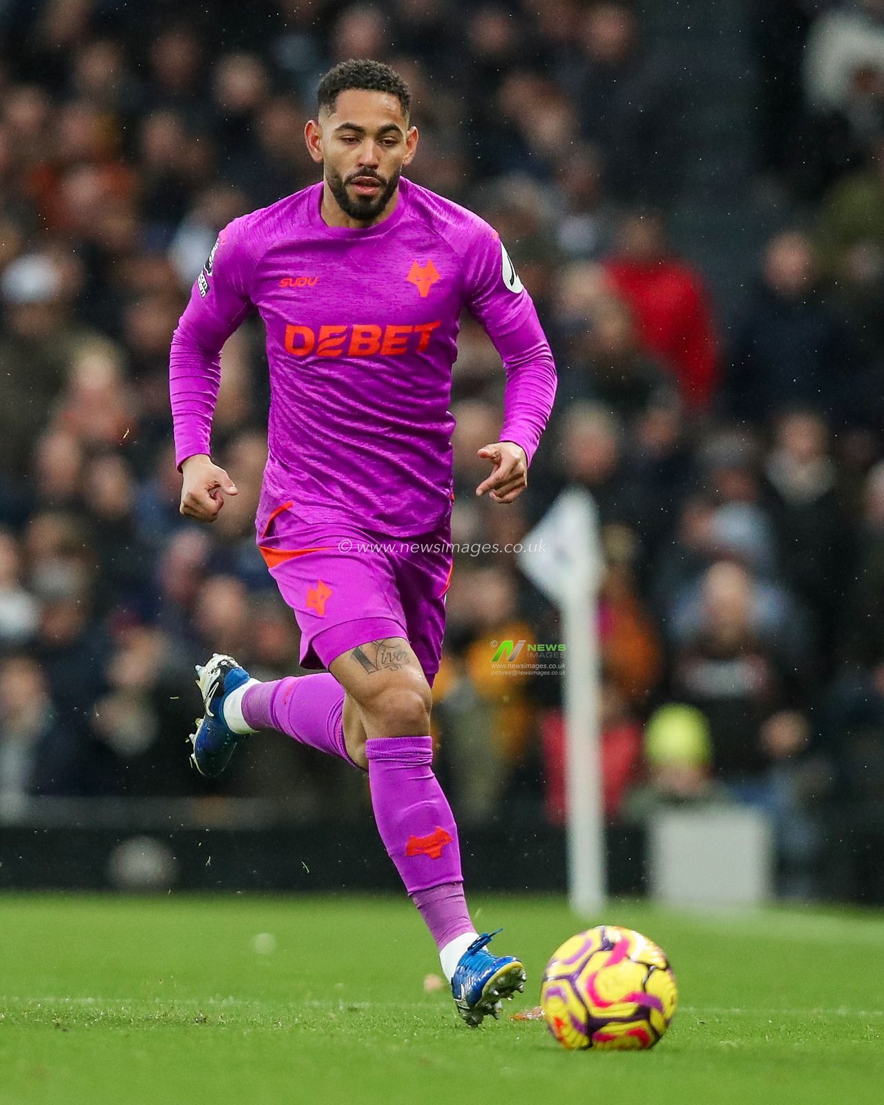 Matheus Cunha of Wolverhampton Wanderers runs with the ball during the Premier League match Fulham vs Wolverhampton Wanderers at Craven Cottage, London, United Kingdom, 23rd November 2024

(Photo by Izzy Poles/News Images)
