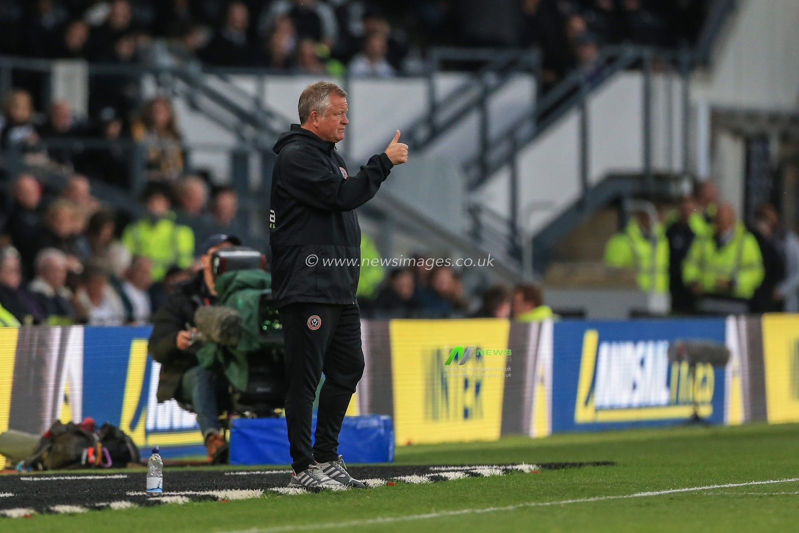 20th October 2018, Pride Park, Derby, England; Sky Bet Championship, Derby County v Sheffield United ; Chris Wilder manager of Sheffield United gives Chris Basham (06) of Sheffield United the thumbs up after his equaliser 

Credit: Mark Cosgrove/News Images 

English Football League images are subject to DataCo Licence