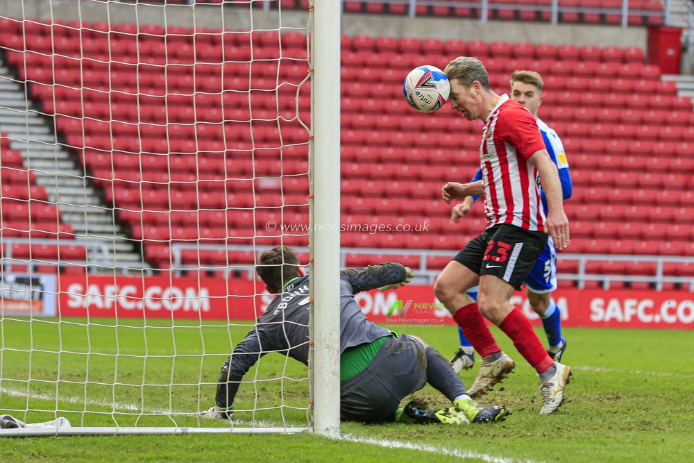 Grant Leadbitter #23 of Sunderland heads home his saved penalty kick to make it 2-1