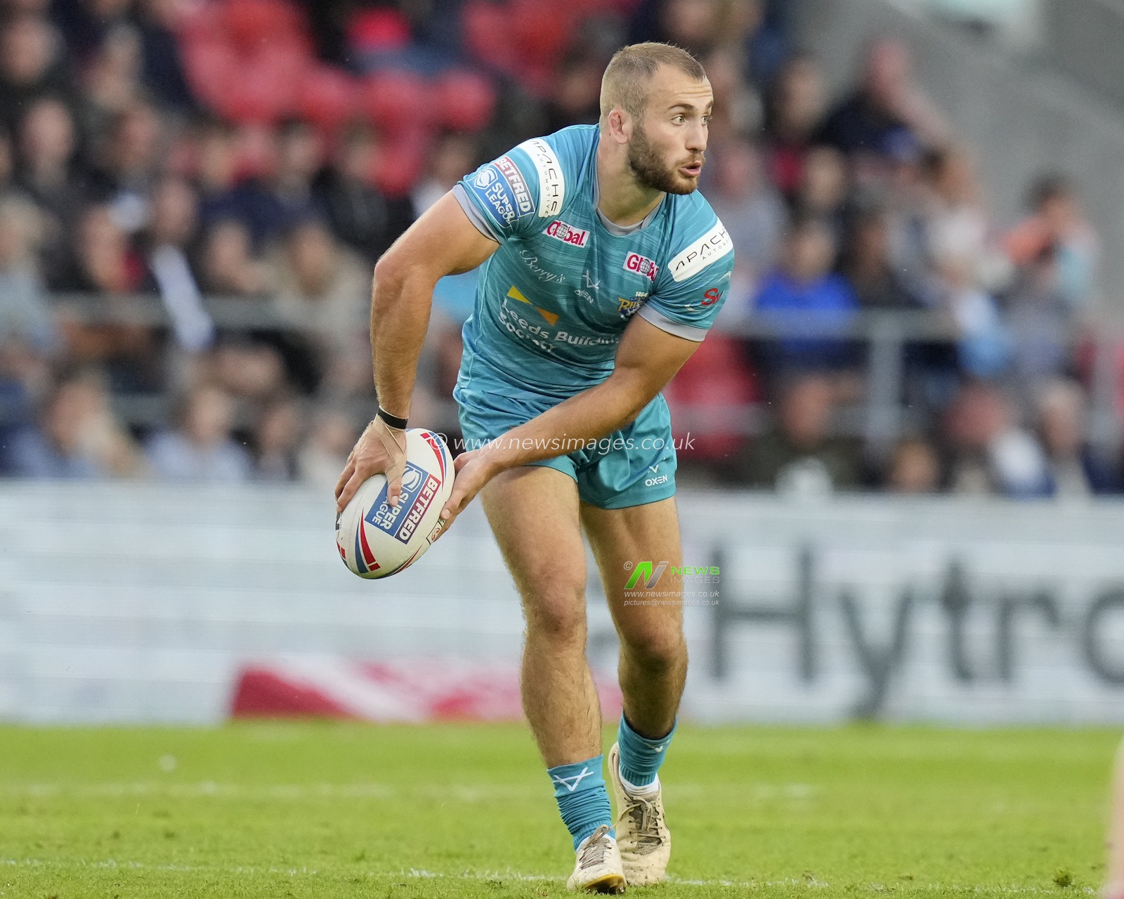 Jarrod Oâ€™Connor #14 of Leeds Rhinos passes the ball during the Betfred Super League Round 20 match St Helens vs Leeds Rhinos at Totally Wicked Stadium, St Helens, United Kingdom, 28th July 2023

(Photo by Steve Flynn/News Images)