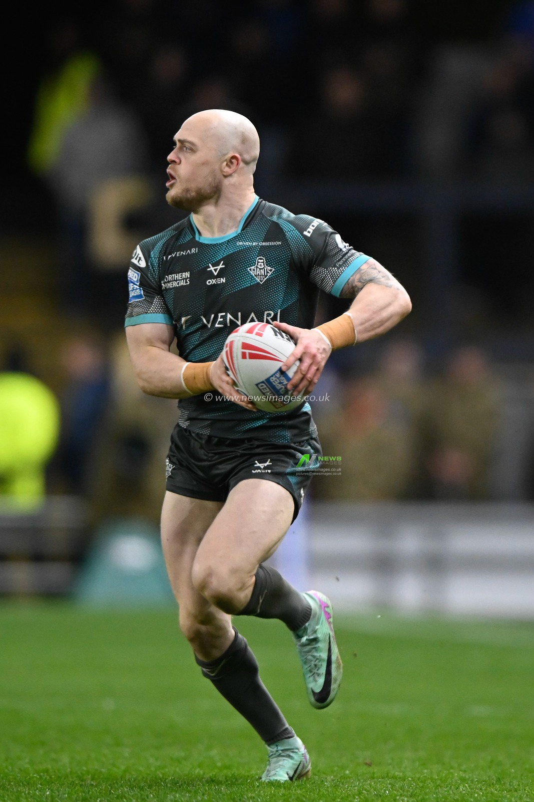 Adam Swift of Huddersfield Giants during the Betfred Super League Round 8 match Leeds Rhinos vs Huddersfield Giants at Headingley Stadium, Leeds, United Kingdom, 19th April 2024

(Photo by Craig Cresswell/News Images)