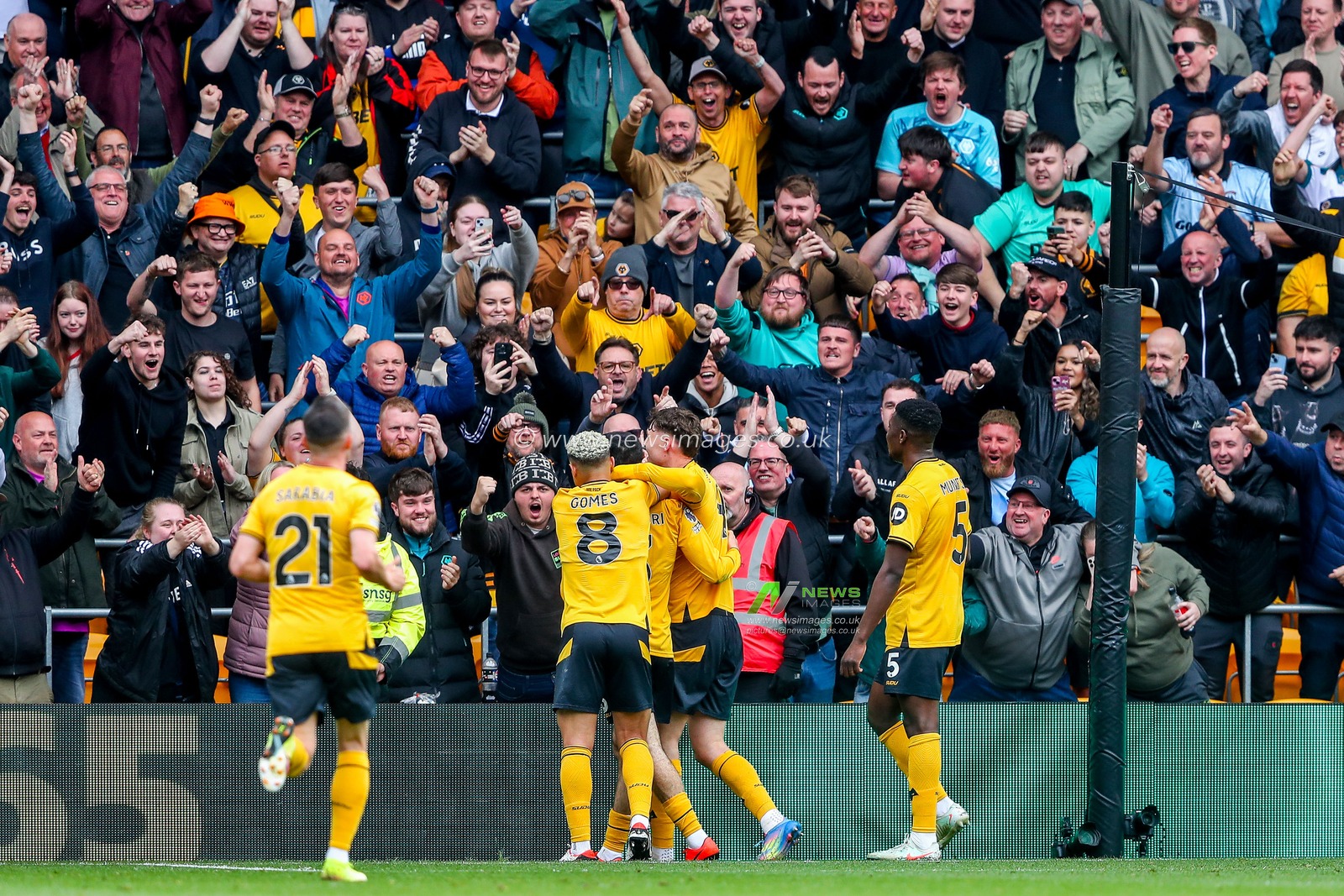 Jorgen Strand Larsen of Wolverhampton Wanderers celebrates his goal with teammates to make it 3-1 during the Premier League match Wolverhampton Wanderers vs Tottenham Hotspur at Molineux, Wolverhampton, United Kingdom, 13th April 2025

(Photo by Gareth Evans/News Images)