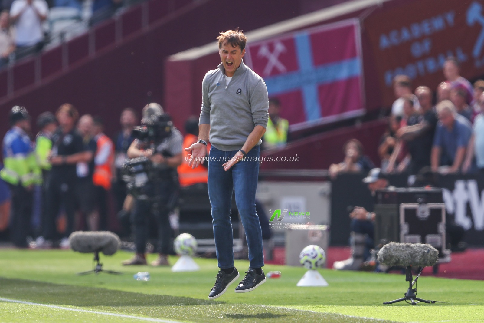 Julen Lopetegui manager of West Ham United reacts during the Premier League match West Ham United vs Chelsea at London Stadium, London, United Kingdom, 21st September 2024

(Photo by Gareth Evans/News Images)