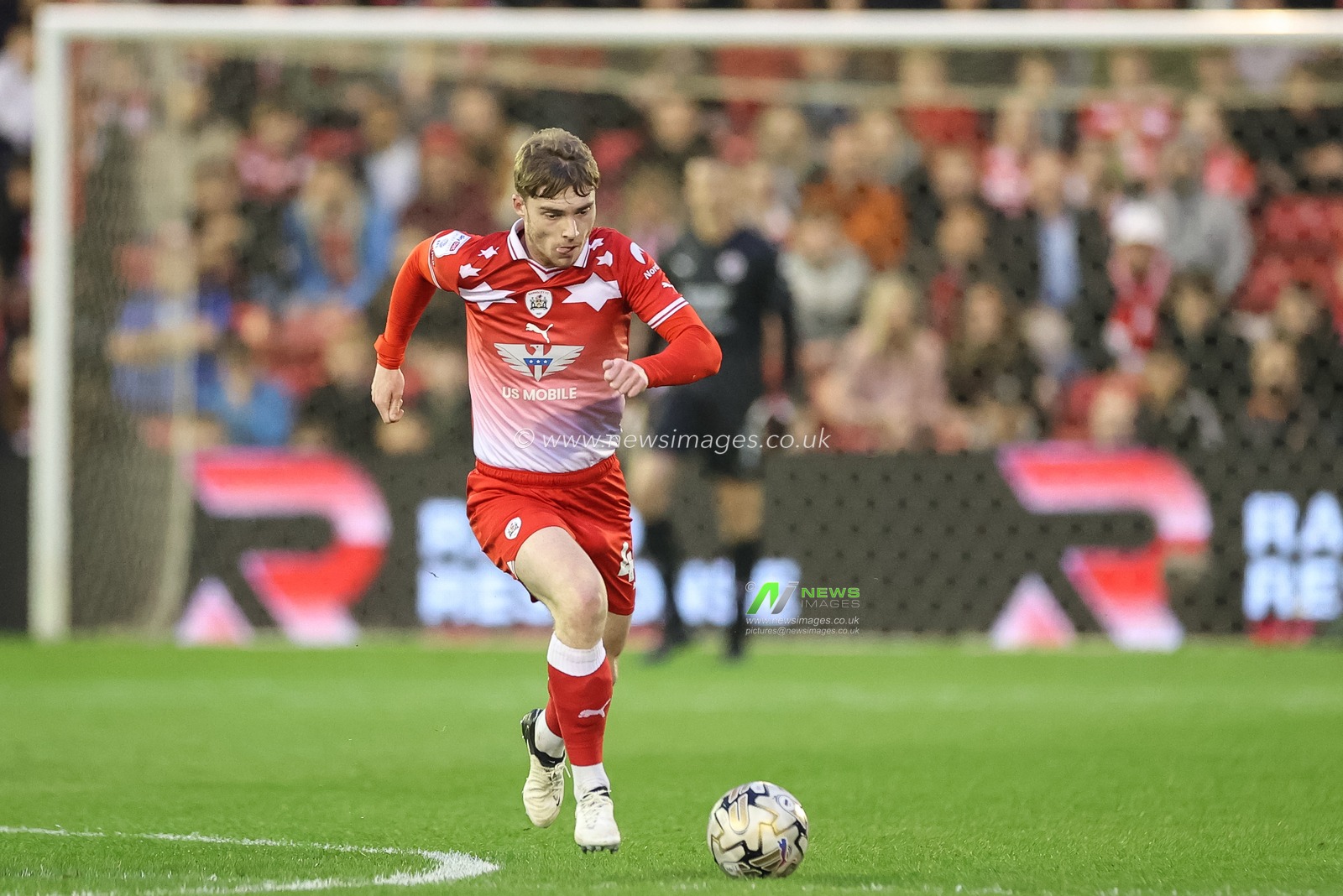 Luca Connell of Barnsley breaks with the ball during the Sky Bet League 1 Promotion Play-offs Semi-final first leg match Barnsley vs Bolton Wanderers at Oakwell, Barnsley, United Kingdom, 3rd May 2024

(Photo by Mark Cosgrove/News Images)