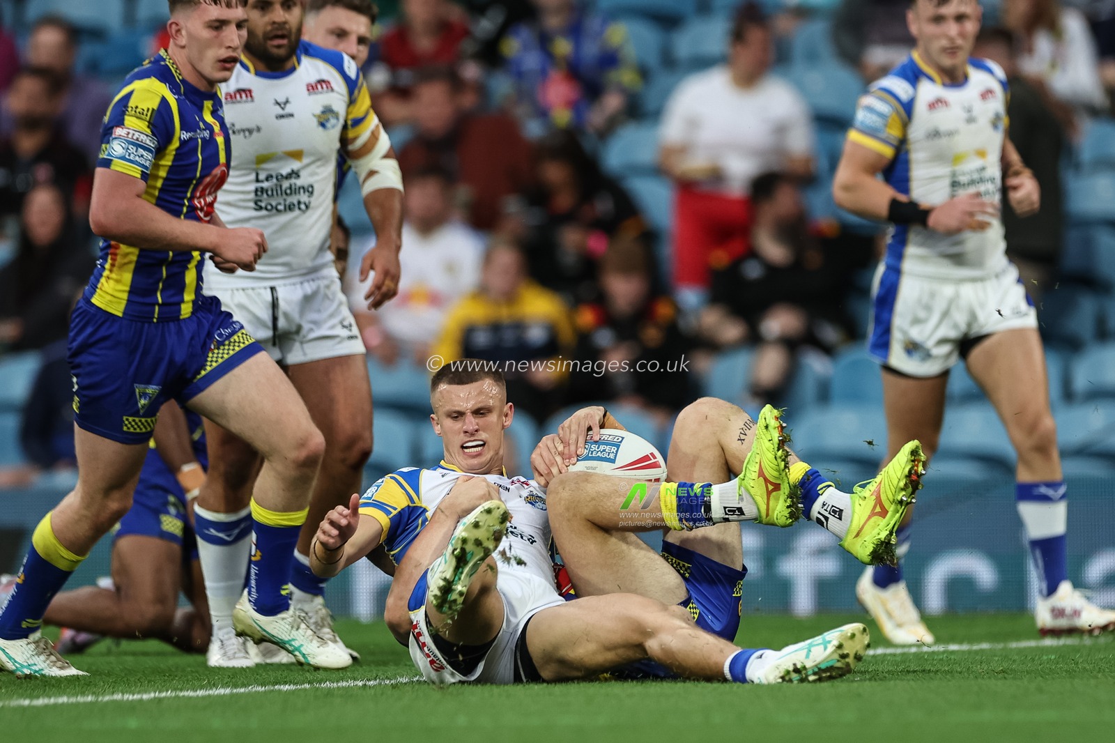Josh Thewlis of Warrington Wolves up-holds Ash Handley of Leeds Rhinos during the Magic Weekend match Warrington Wolves vs Leeds Rhinos at Elland Road, Leeds, United Kingdom, 17th August 2024

(Photo by Mark Cosgrove/News Images)