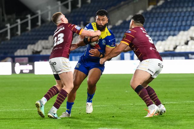 Zane Musgrove of Warrington Wolves is tackled by Olly Russell of Huddersfield Giants and Andre Savelio of Huddersfield Giants during the Betfred Super League Round 26 match Huddersfield Giants vs Warrington Wolves at John Smith's Stadium, Huddersfield, United Kingdom, 14th September 2024

(Photo by Craig Thomas/News Images)