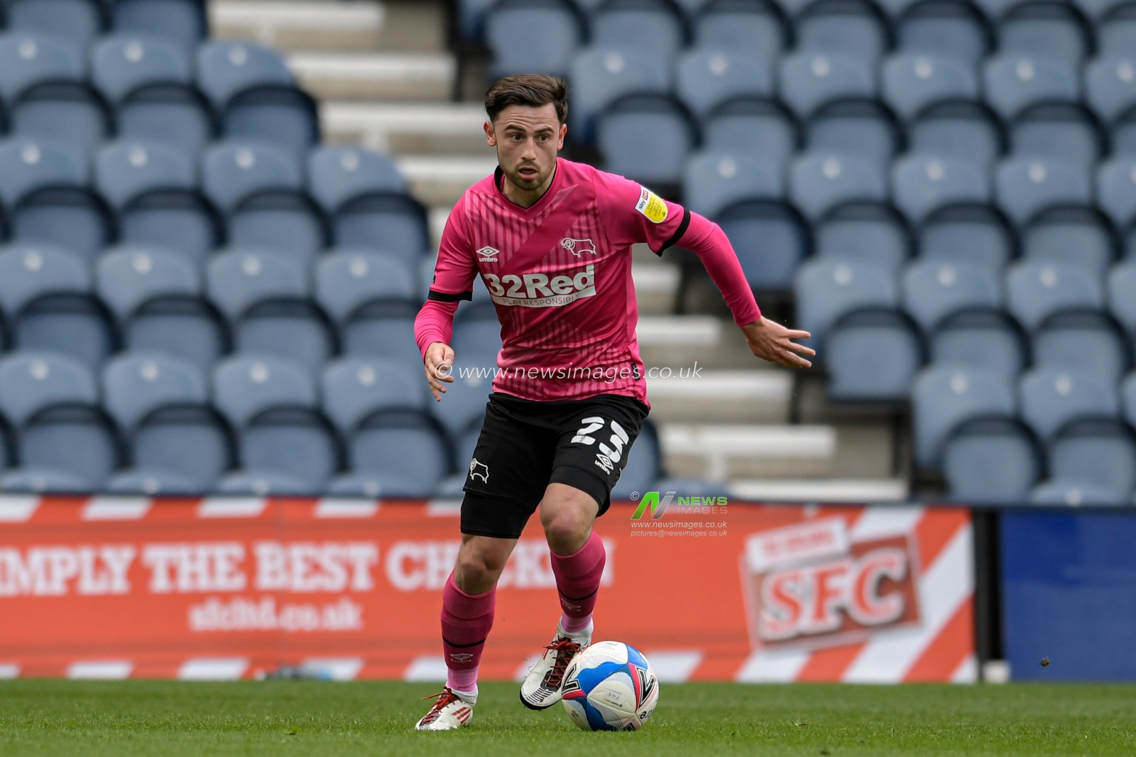 Patrick Roberts #23 of Derby County runs forward with the ball