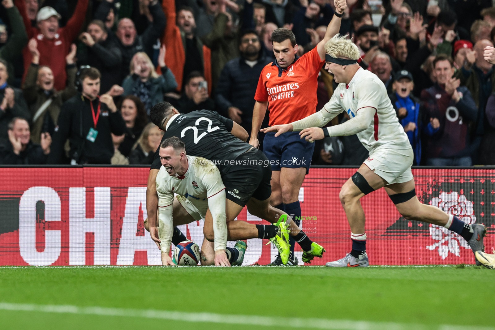 Tom Roebuck of England celebrates his try during the Quilter Nations Series 2025 match England vs New Zealand at Allianz Stadium, Twickenham, United Kingdom, 15th November 2025

(Photo by Mark Cosgrove/News Images)

*** GER AUT SUI OUT ***