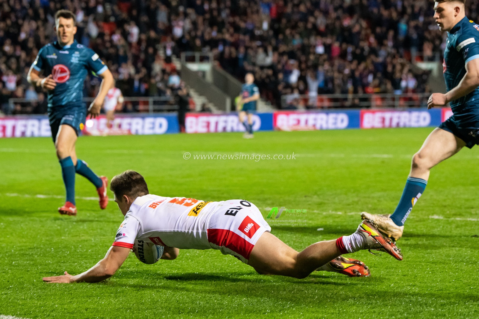Jon Bennison #5 of St Helens goes over for a try during the Betfred Super League match St Helens vs Warrington Wolves at Totally Wicked Stadium, St Helens, United Kingdom, 20th April 2023

(Photo by Craig Thomas/News Images)