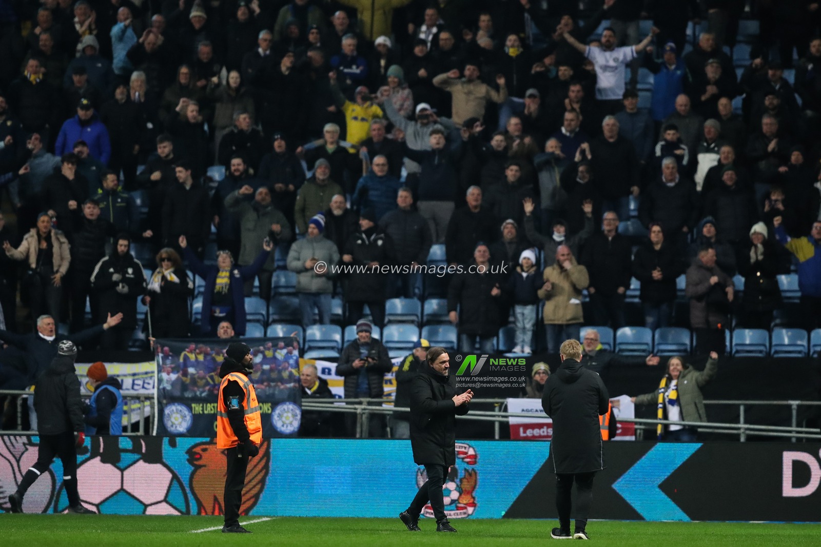 Daniel Farke manager of Leeds United applauds the travelling fans after the Sky Bet Championship match Coventry City vs Leeds United at Coventry Building Society Arena, Coventry, United Kingdom, 5th February 2025

(Photo by Gareth Evans/News Images)