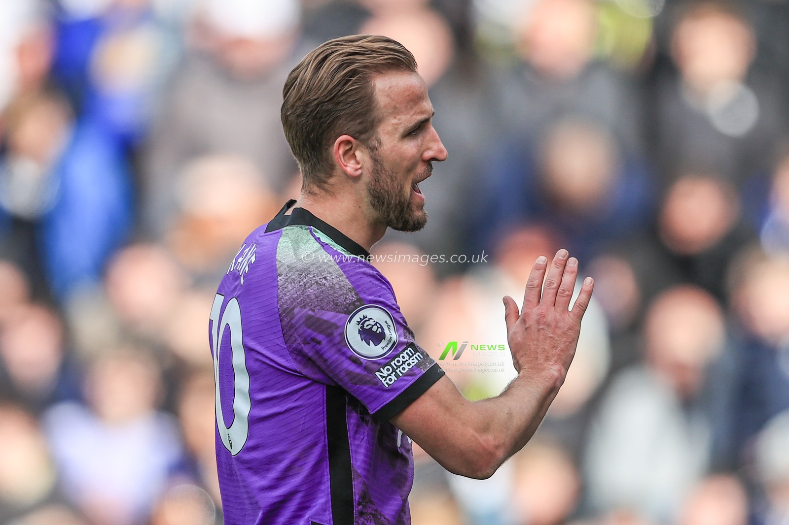 Harry Kane #10 of Tottenham Hotspur gives his team instructions
