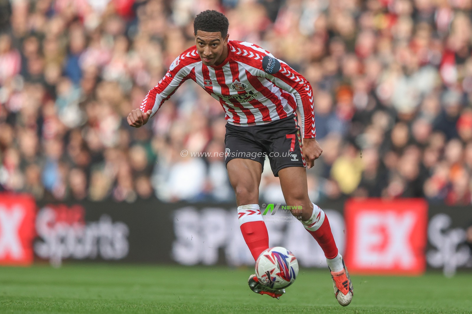 Jobe Bellingham of Sunderland passes the ball during the Sky Bet Championship match Sunderland vs Oxford United at Stadium Of Light, Sunderland, United Kingdom, 26th October 2024

(Photo by Alfie Cosgrove/News Images)