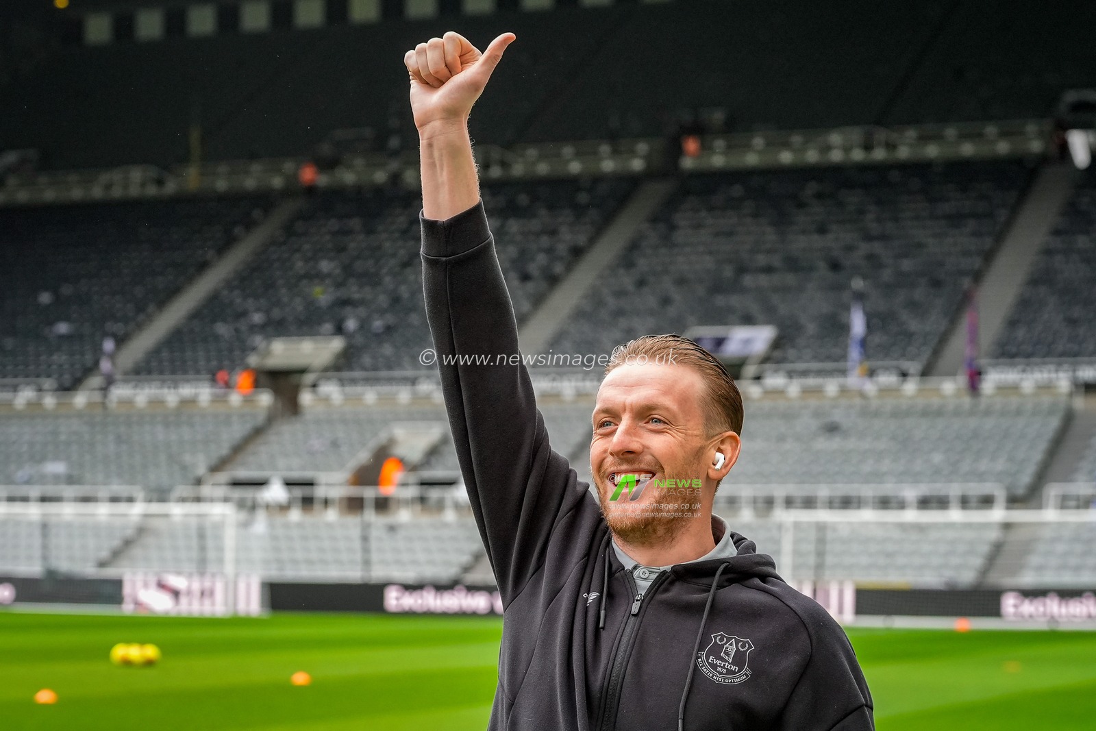 Everton goalkeeper Jordan Pickford waves to someone in the crowd prior to kick off during the Premier League match Newcastle Untied vs Everton at St. James's Park, Newcastle, United Kingdom on 28 February 2026

(Photo by Maynard Manyowa/News Images)