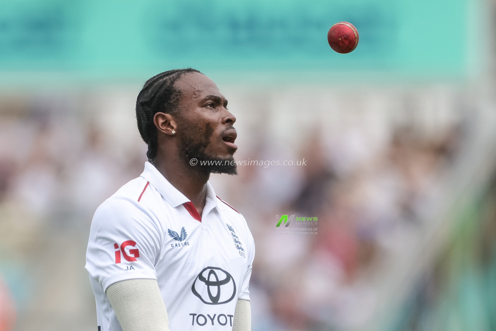 Jofra Archer of England spoons the ball in the air during the 2nd Rothesay Test Match Day 4 match England vs New Zealand at The Kia Oval, London, United Kingdom on 20 June 2026

(Photo by Mark Cosgrove/News Images)