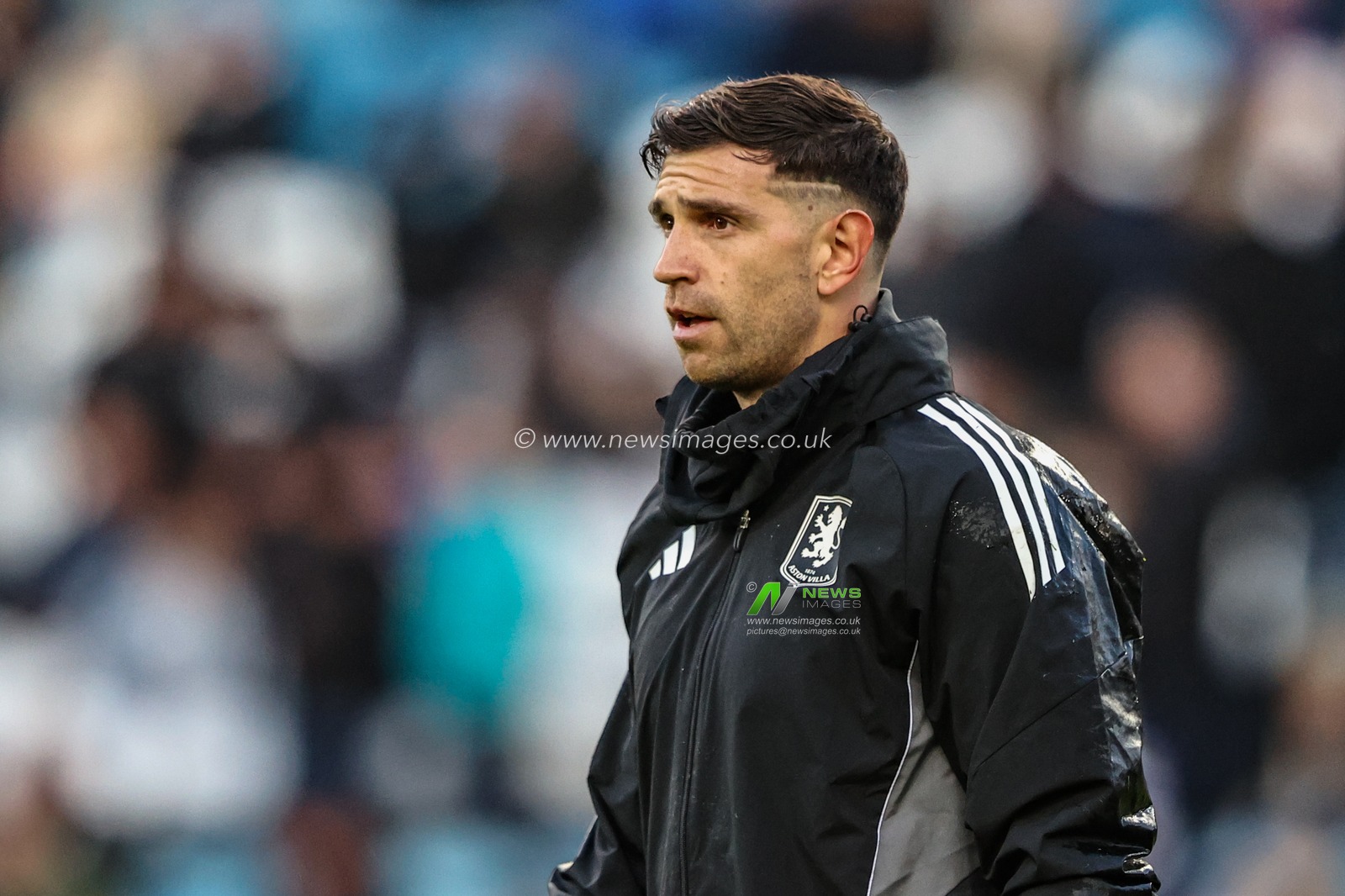 Emiliano Martínez of Aston Villa in the pregame warmup session during the Premier League match Leeds United vs Aston Villa at Elland Road, Leeds, United Kingdom, 23rd November 2025

(Photo by Alfie Cosgrove/News Images)

*** GER AUT SUI OUT ***