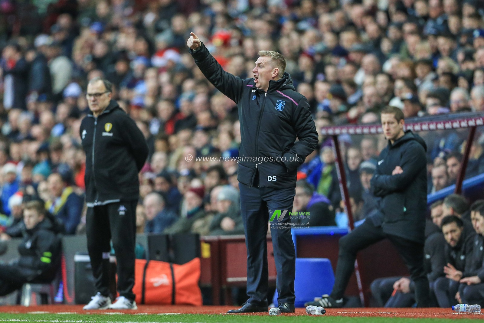 23rd December 2018, Villa Park, Birmingham, England ; Sky Bet Championship, Aston Villa vs Leeds United : Dean Smith manager of Aston Villa gives his team instructions 

Credit: Mark Cosgrove/News Images

English Football League images are subject to DataCo Licence