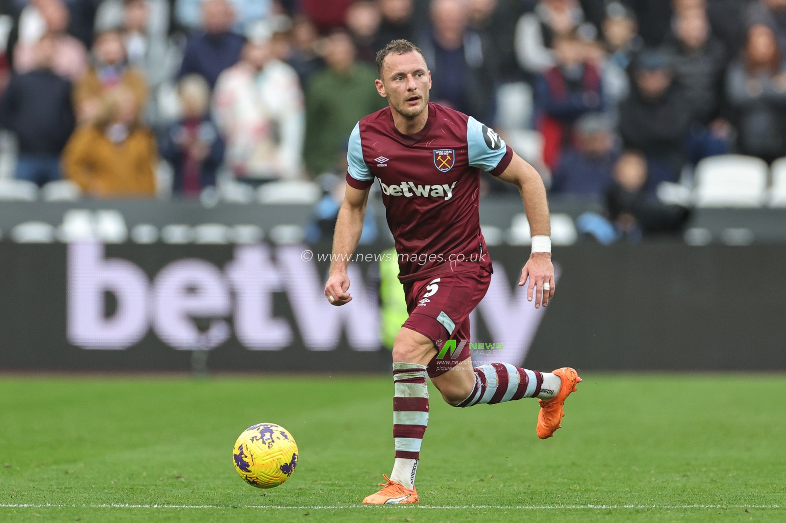 Mohammed Kudus #14 of West Ham United breaks with the ball during the Premier League match West Ham United vs Everton at London Stadium, London, United Kingdom, 29th October 2023

(Photo by Mark Cosgrove/News Images)