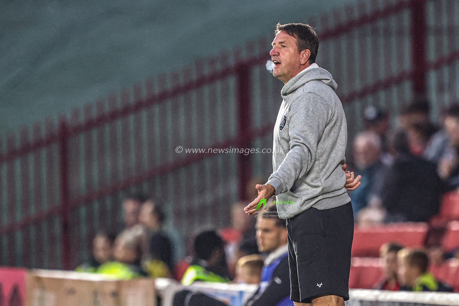 Daniel Stendel manager of Barnsley gives his team instructions during the Sky Bet League One match Barnsley vs Blackpool at Oakwell, Barnsley, United Kingdom on 02 September 2026

(Photo by Alfie Cosgrove/News Images)