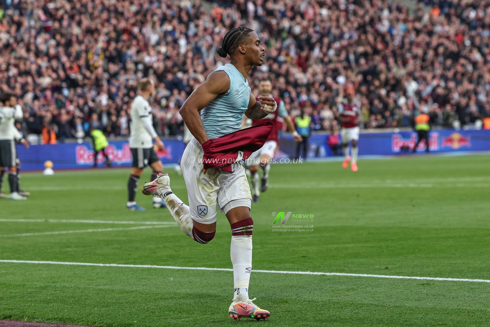 Crysencio Summerville of West Ham United celebrates his goal to make it 1-0 during the Premier League match West Ham United vs Manchester United at London Stadium, London, United Kingdom, 27th October 2024

(Photo by Mark Cosgrove/News Images)