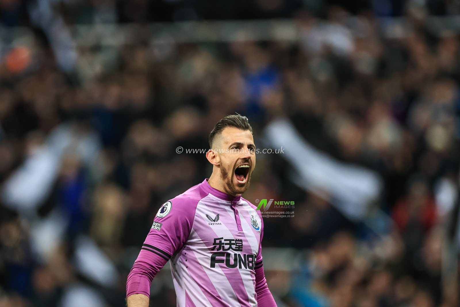 Martin Dubravka #1 of Newcastle United celebrates his side win