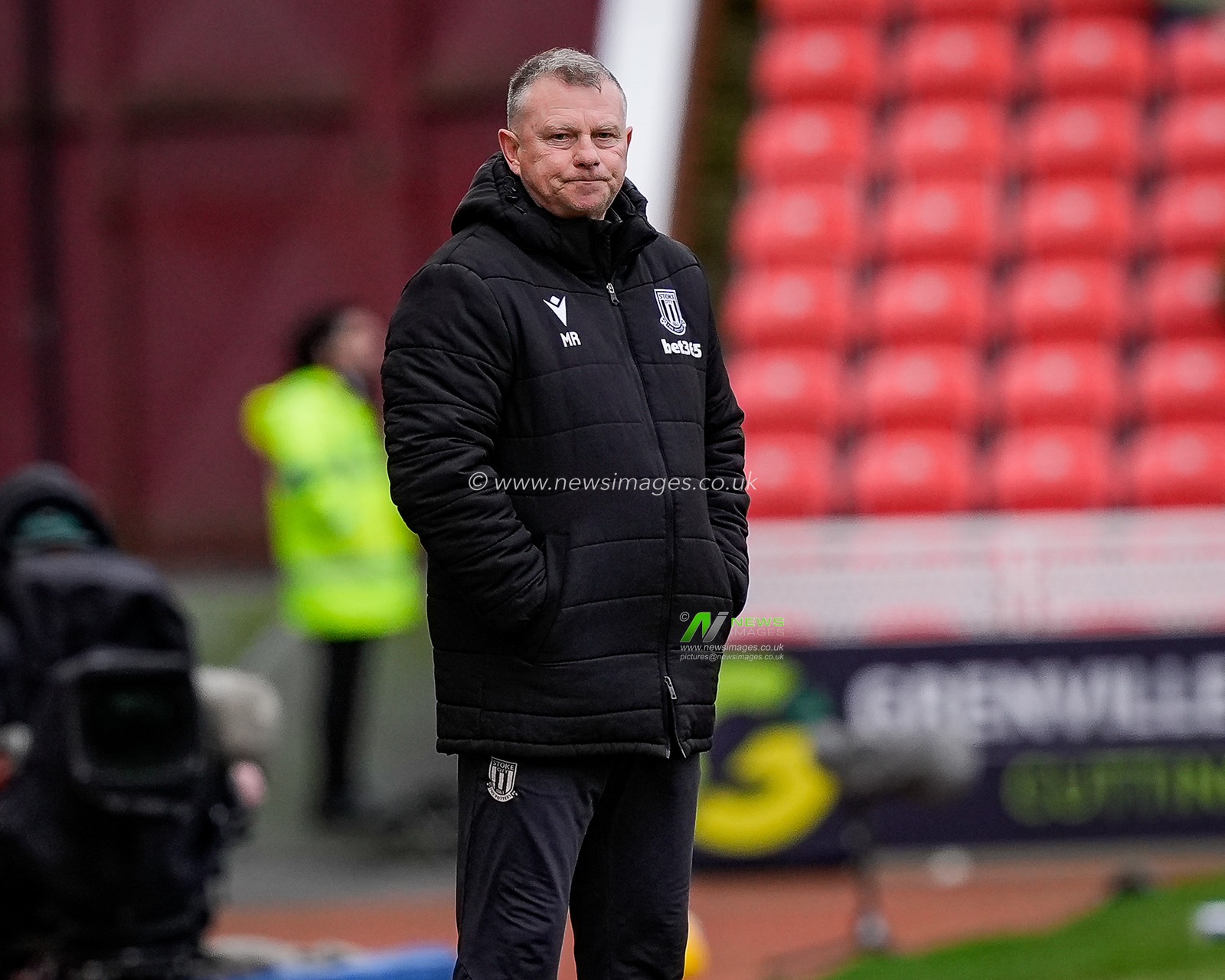 Mark Robins manager of Stoke City gives his team instructions during the Sky Bet Championship match Stoke City vs Southampton at Bet365 Stadium, Stoke-on-Trent, United Kingdom, 31st January 2026

(Photo by Maynard Manyowa/News Images)